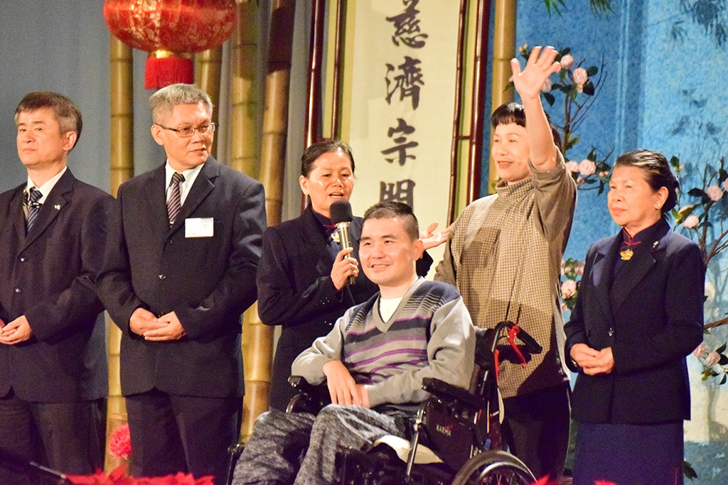劉琇慧感恩慈濟在兒子楊英啟昏迷時,志工陪伴做支柱,讓她走起來不孤單。