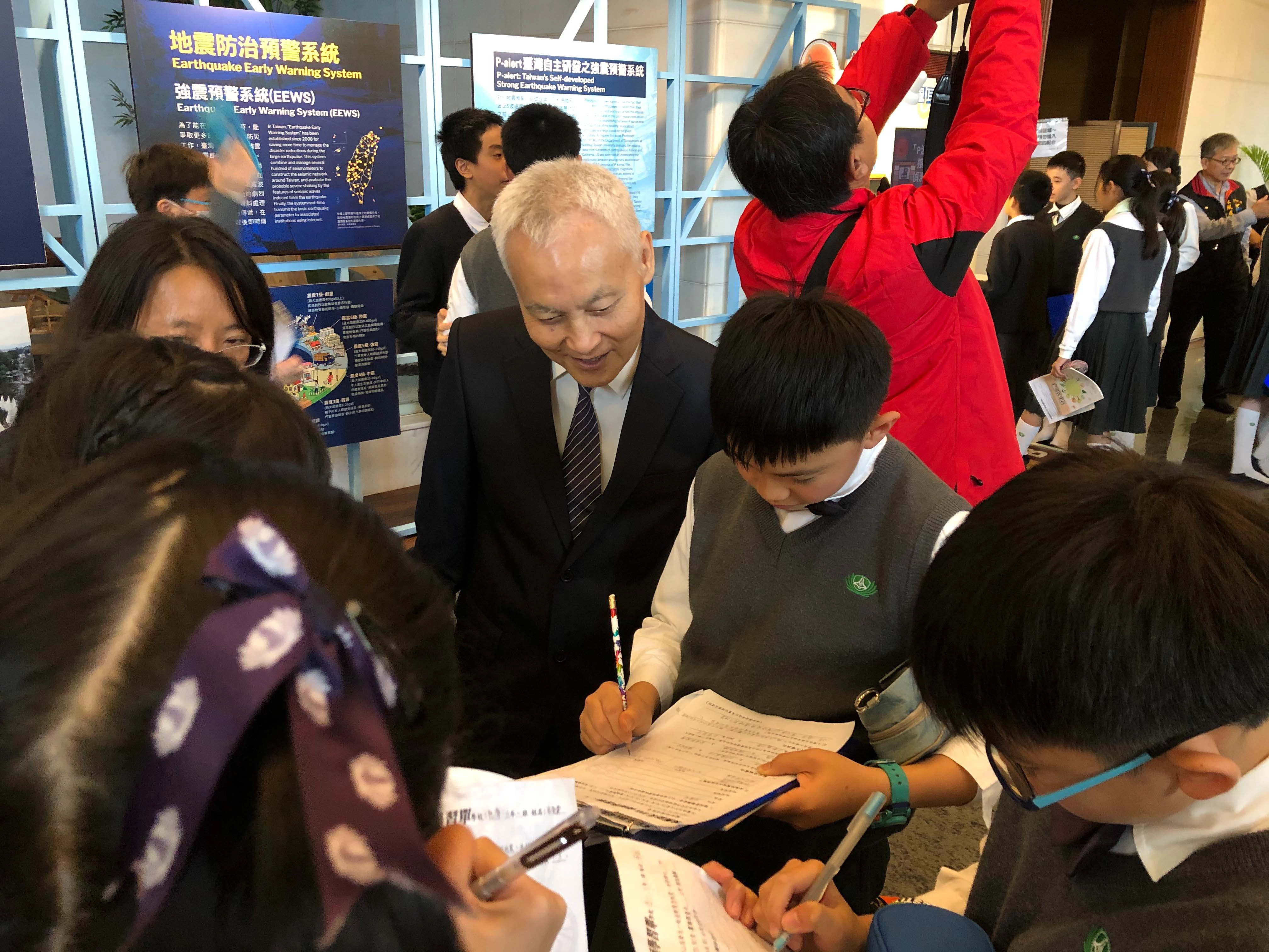 慈大附小特別安排戶外教學到慈濟靜思堂體驗「喚醒防災DNA特展」,只見學童們圍坐一圈,手拿到紙筆,彼此討論,認真寫下所見所聞,參展的慈濟慈善事業基金會副執行長張濟舵都忍不住停下來關心學童紀錄了什麼。