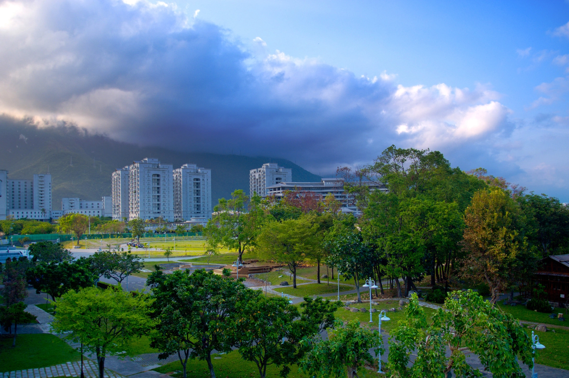 台灣各地學校都在積極提升綠能機能,圖為位於花東的慈濟大學。