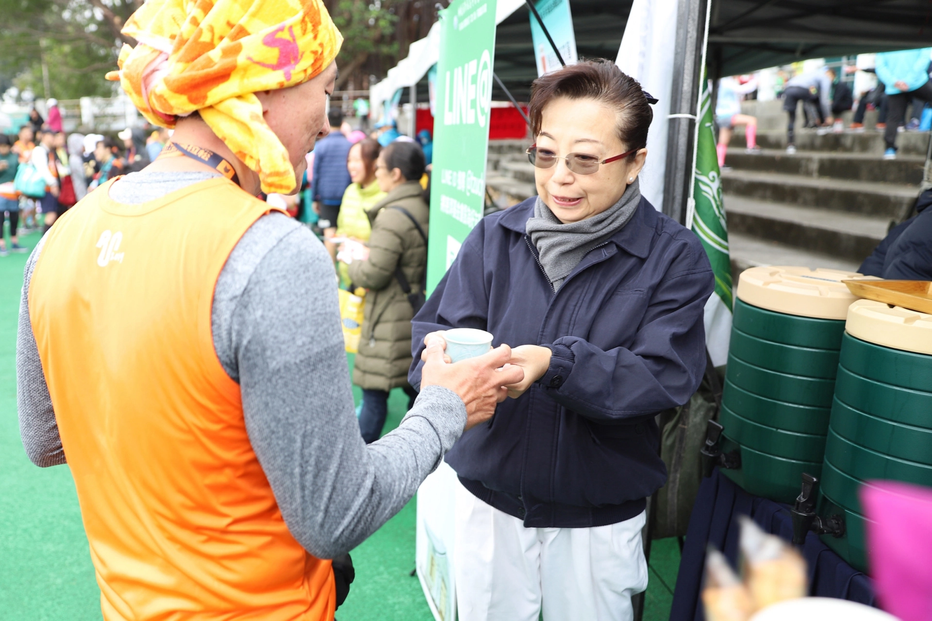 2019年太平洋縱谷馬拉松7日上午從花蓮美崙田徑場出發，6千好手熱力開跑，花蓮慈濟基金會準備了熱薑茶還有福慧床，讓選手暖身休息，志工為選手遞上暖呼呼的薑。