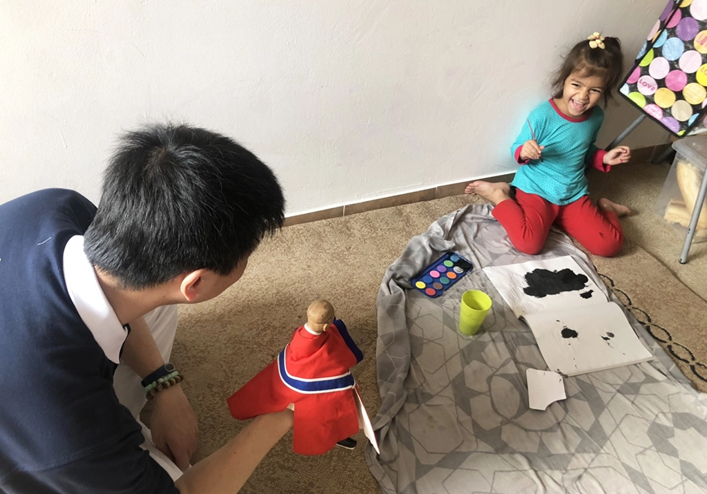 林正中師兄表演布袋戲木偶劇,讓小女孩展露笑顏。