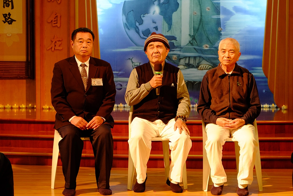 慈濟基金會台東歲末祝福7日下午、晚上以及8日上午共計3場在台東聯絡處舉辦，7日下午吳清利分享故事，鼓勵他們一同做環保。
