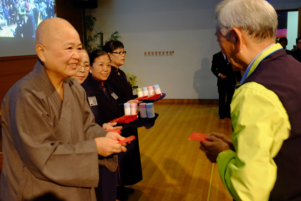 慈濟基金會台東歲末祝福7日下午、晚上以及8日上午共計3場在台東聯絡處舉辦，吸引大批民眾前往，精舍師父發放福慧紅包。