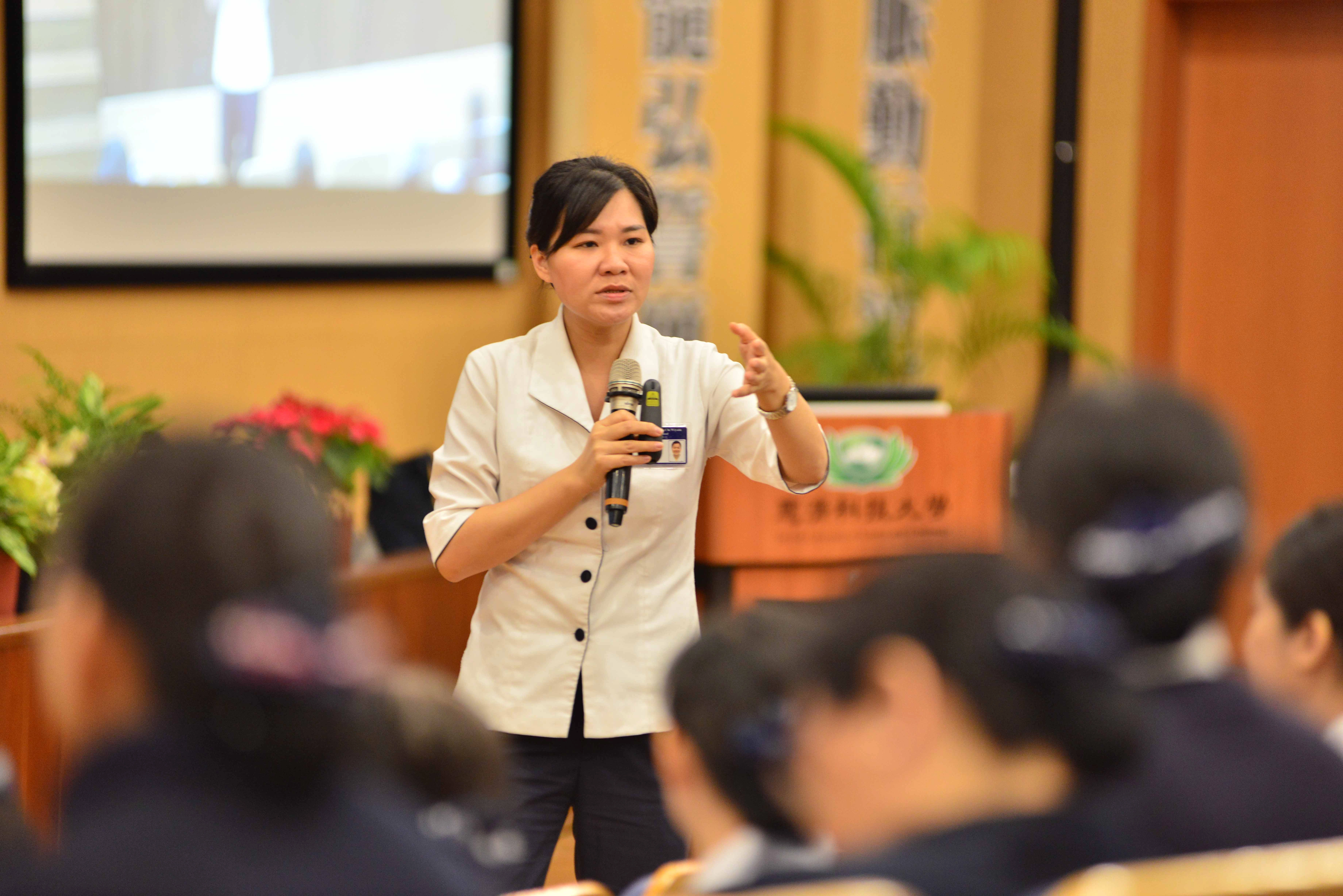 印尼慈濟國際學校老師陳佩雯,分享如何讓學生了解慈濟人文要求的生活規矩。