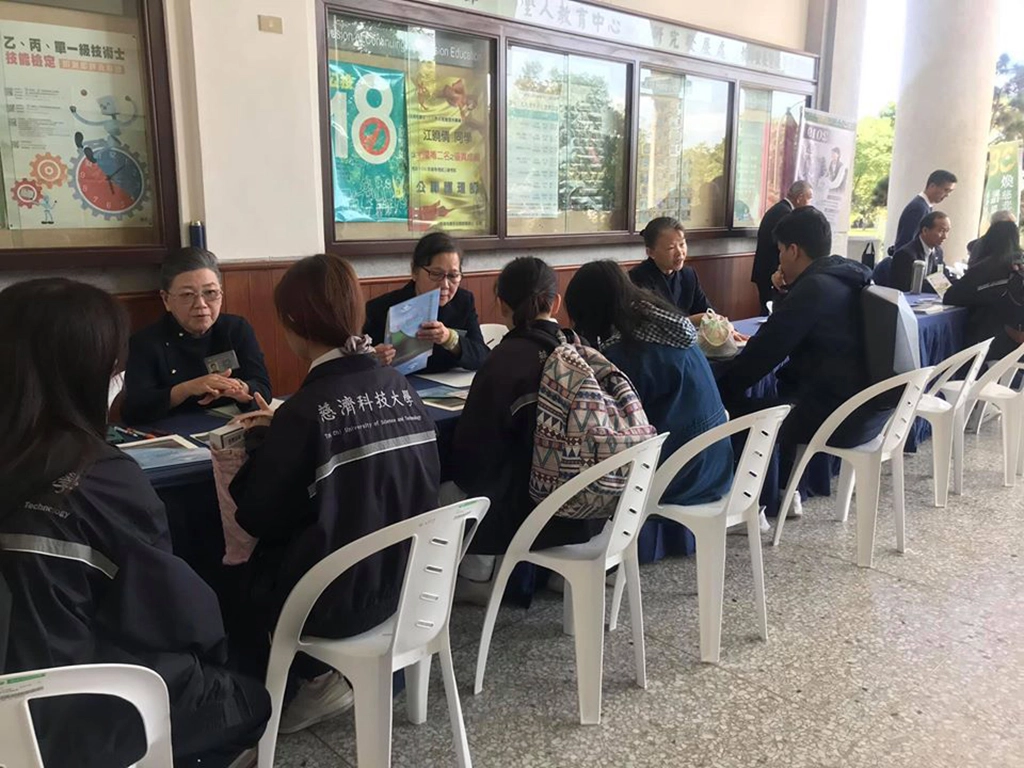 慈濟骨髓幹細胞中心驗血活動前往花蓮慈濟科技大學舉行宣導及驗血活動,受到學生熱烈響應,其中可以說是未來護理師搖籃的慈科大護理系學生參與更是踴躍。