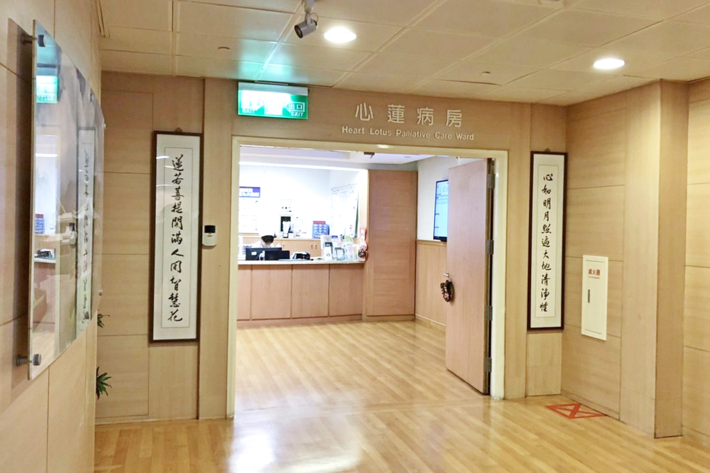 黃文國來到心蓮病房,空蕩蕩的診間,卻再也見不到老病患。