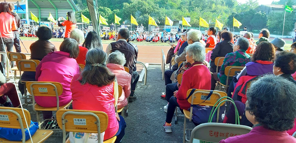 花壇國中12月13日58周年校慶運動大會,學生開場熱身表演。(提供:王玉梅)