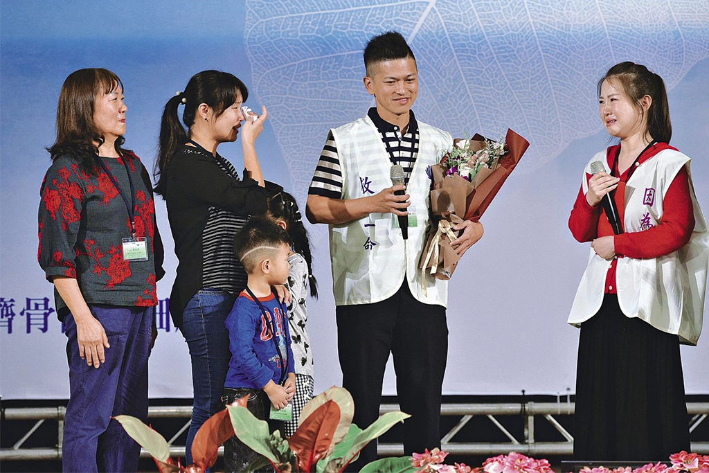 臺中靜思堂「愛 如影髓行」相見歡現場,趙鴻雁(右一)感恩林哲謙(右二)與家人同意捐贈。