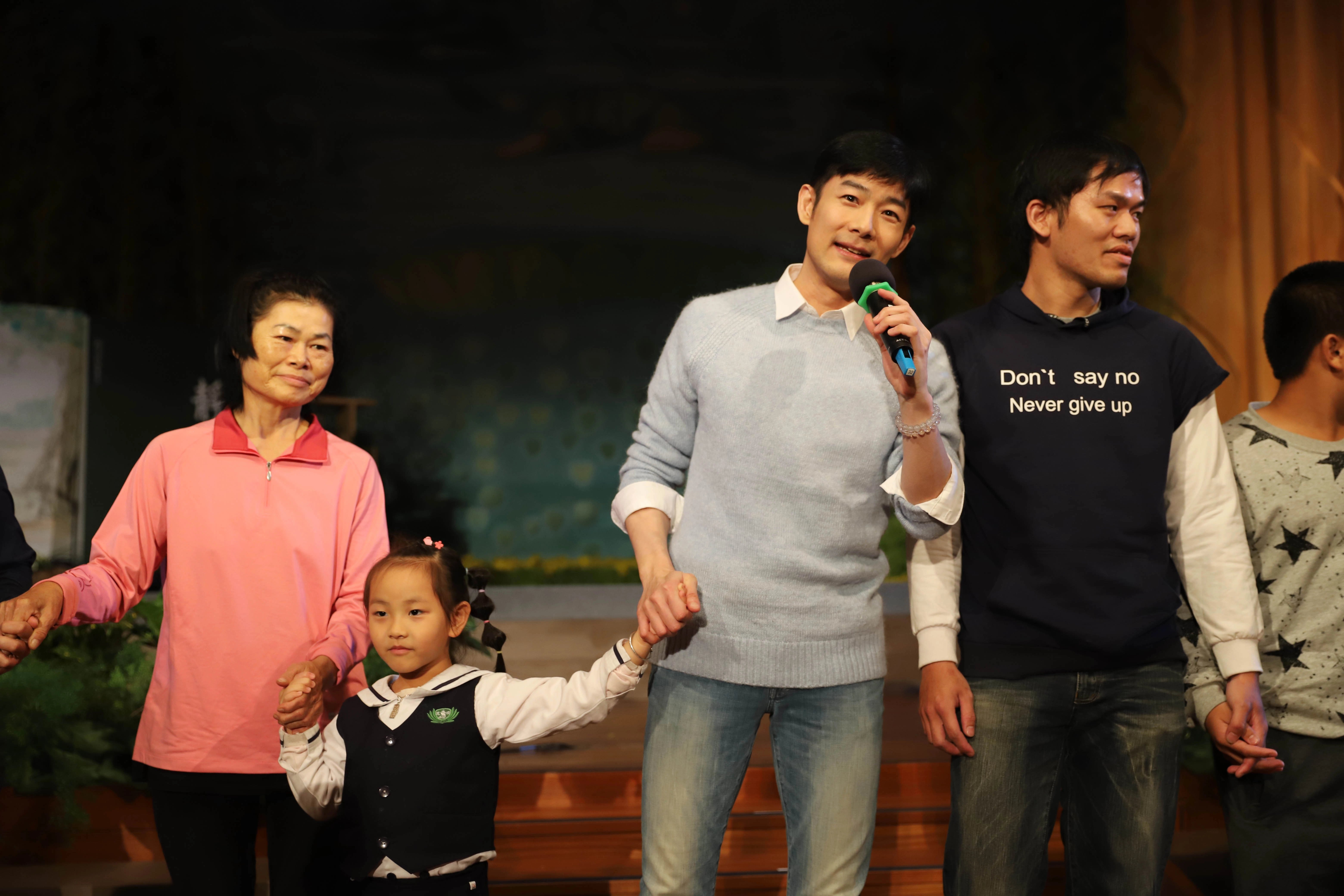 藝人施易男帶來二首曲目分享,與會者聽得如痴如醉,並走下舞台與民眾互動,氣氛熱鬧。(攝影:慈濟基金會)