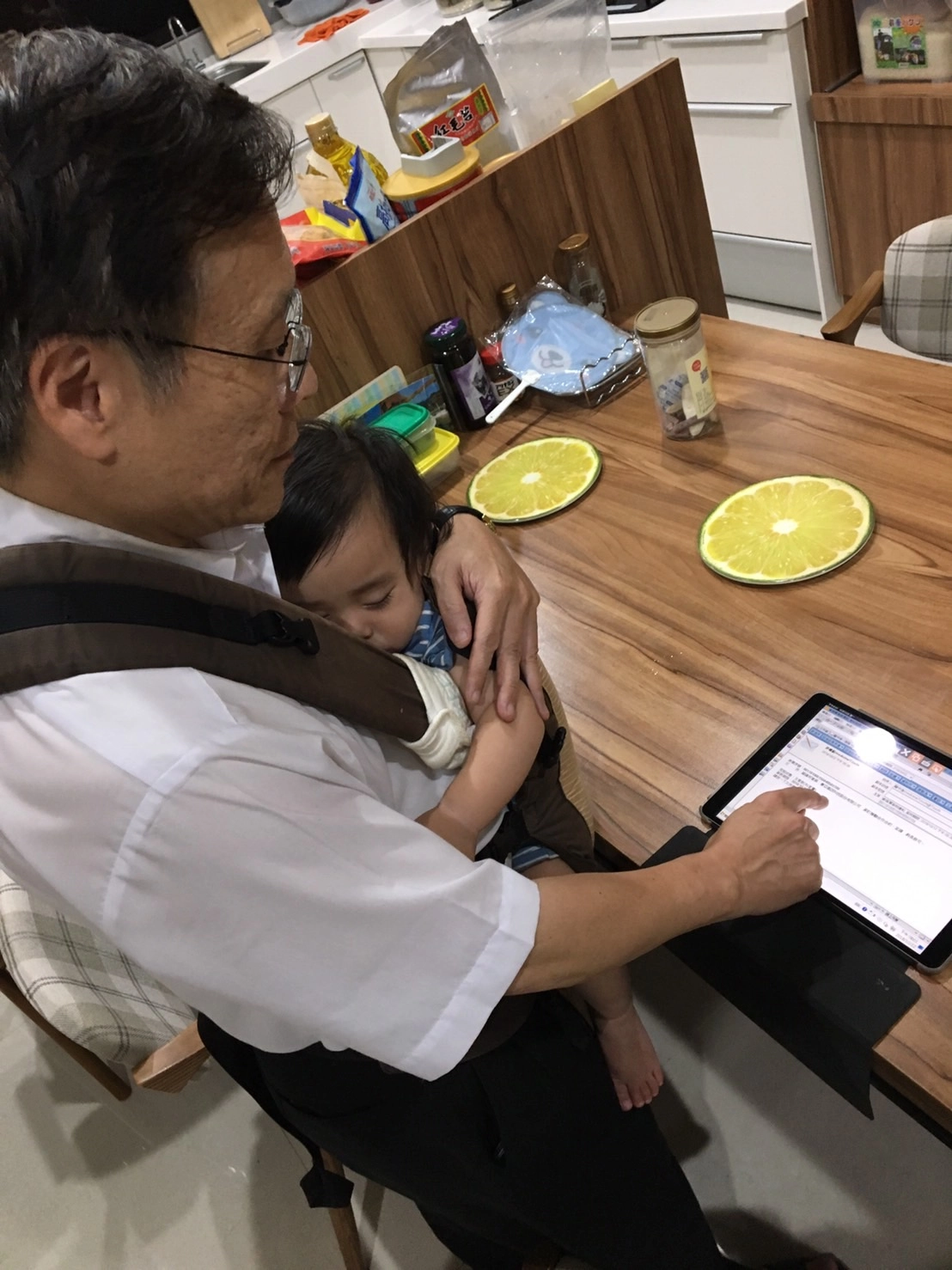 「暖男阿公」臺中慈院院長簡守信4年前升格當阿公後,讓他可以「顧孫(照顧孫兒)顧鼎(廚房做飯)」的歡喜承擔。