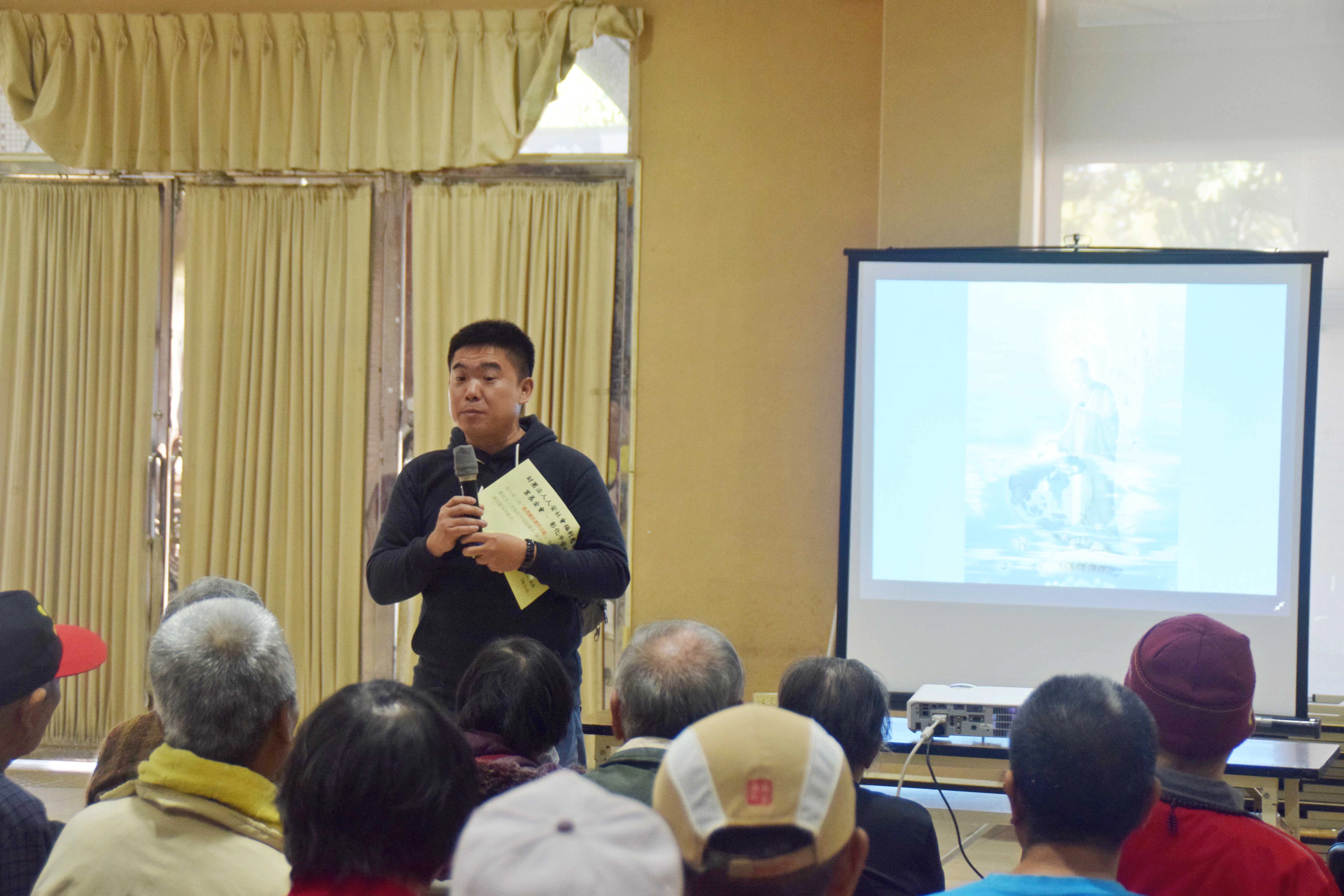 人安基金會彰化站長黃毓仁溫馨叮嚀街友們要注意天氣寒冷身體保暖,並感恩慈濟長期協助。