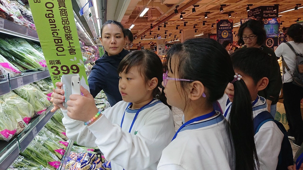 「購物大挑戰」是慈小三年級雙語班的生活英語應用課程,除了將生鮮賣場做為活動闖關場域,更安排兒童專屬結帳台,由英語能力極佳的何郁欣姐姐為孩子們做結帳服務。