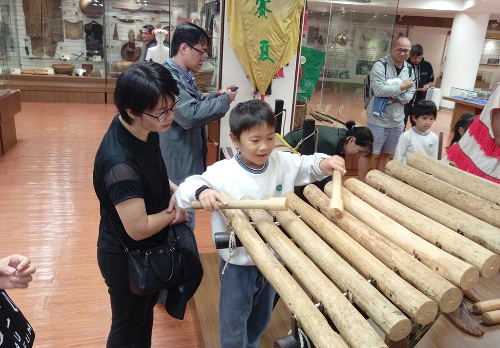 慈大附小一年級小朋友由台灣南島語系原住民豐富色彩為開始,由學校外籍教師設計主題課程,到慈濟科技大學原民館「認識台灣原住民文化」。