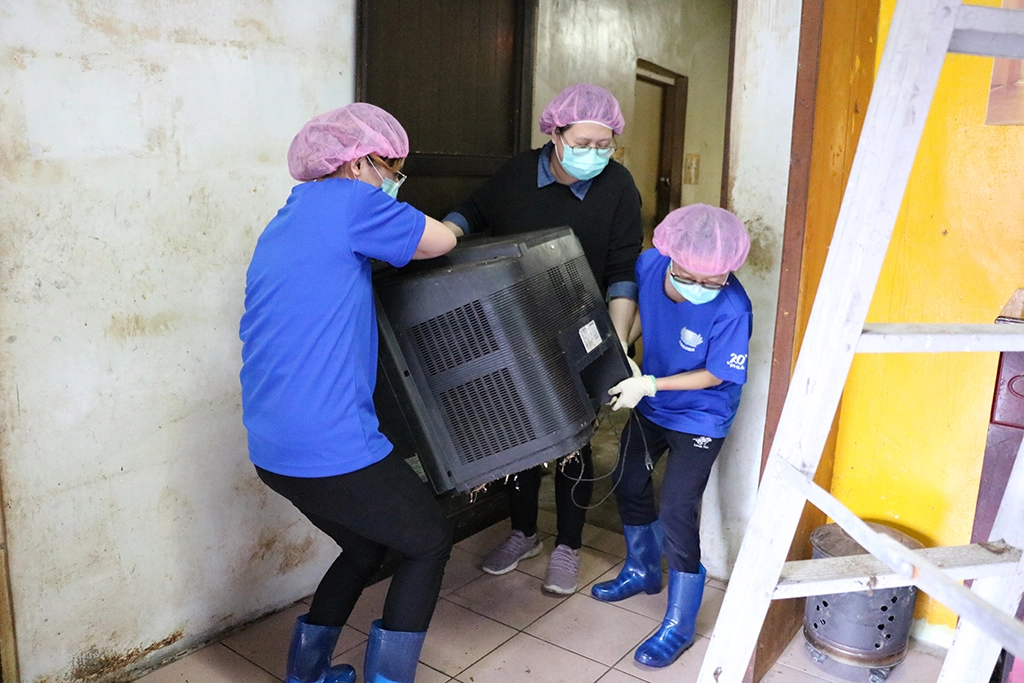 在眾人合力下,將報廢的家電、家具、機車與垃圾扛出,刷洗屋內髒汙油垢、重新油漆牆面等。