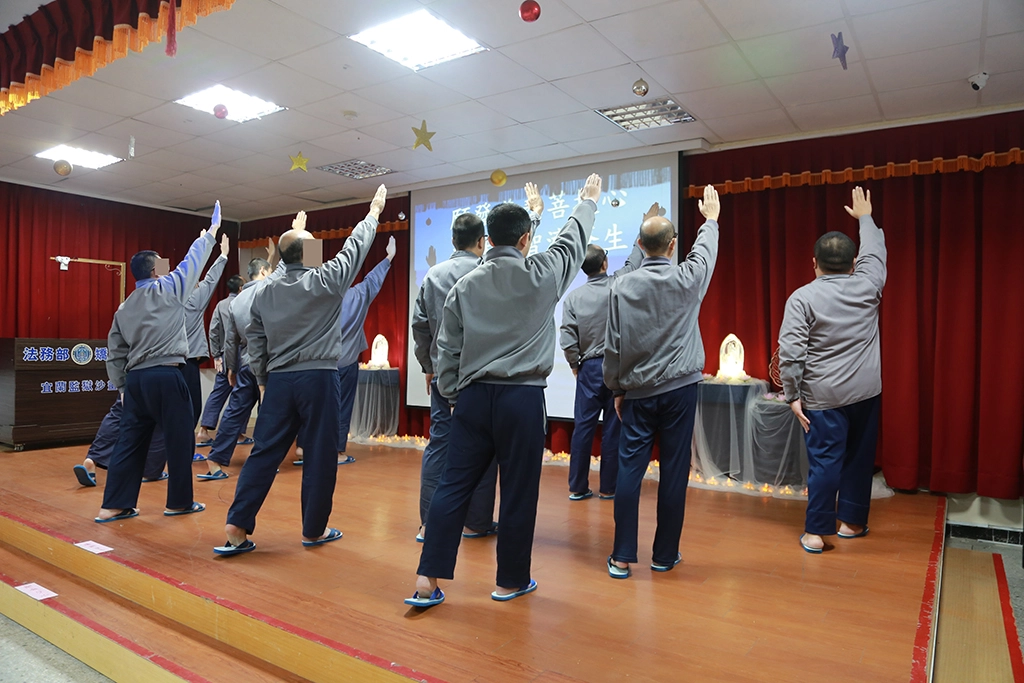 「以愛、以善陪伴,教導受刑人烹飪、烘焙、沙畫及手工藝,培養專長技能,幫助受刑人與社會接軌、觀看正向節目安撫情緒」18日慈濟羅東聯絡處志工前進宜蘭監獄歲末祝福,期盼跨越高牆的祝福,愛讓明天更好。