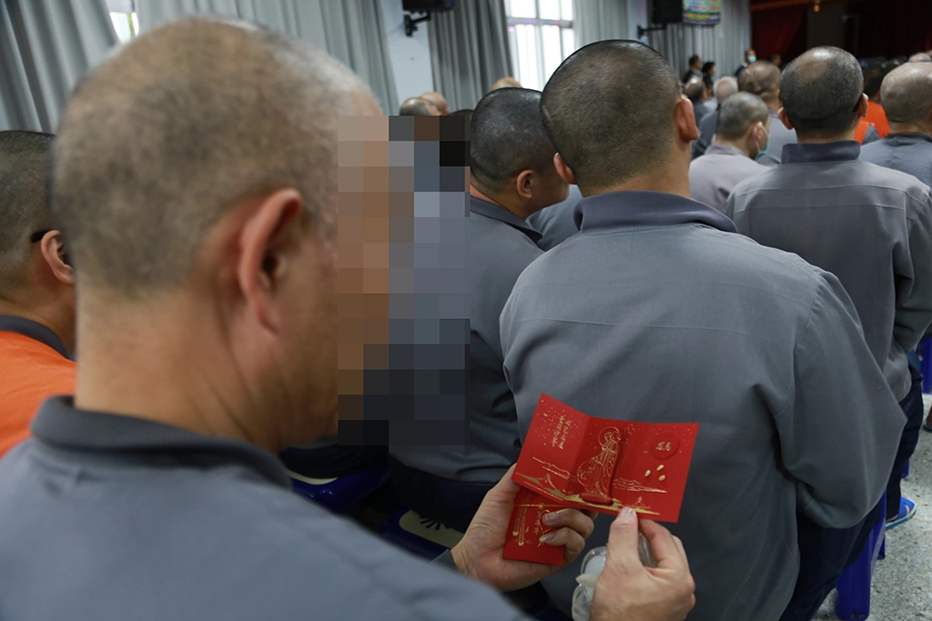 福慧紅包是一份祝福、一份關懷,期待身在囹圄中的同學們,手握紅包能了解到眾人對他們的不放棄的希望,只要你不放棄自己,家人不會放棄,慈濟人更不會放棄,會一直走進高墻,希望有一天高墻能消失。