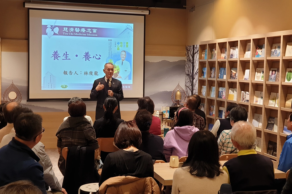 左圖:林俊龍執行長與聽眾分享養生‧養心之道。攝影/沈健民