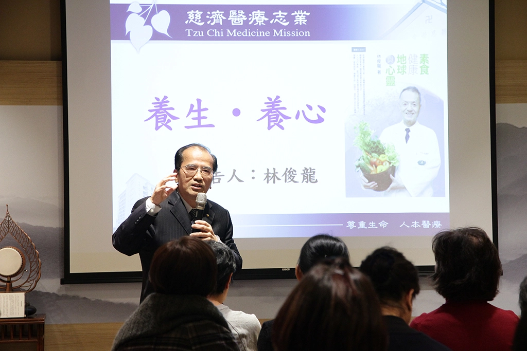 右圖:此場講座由考試院考試委員蔡良文教授承擔主持人。攝影/林美真