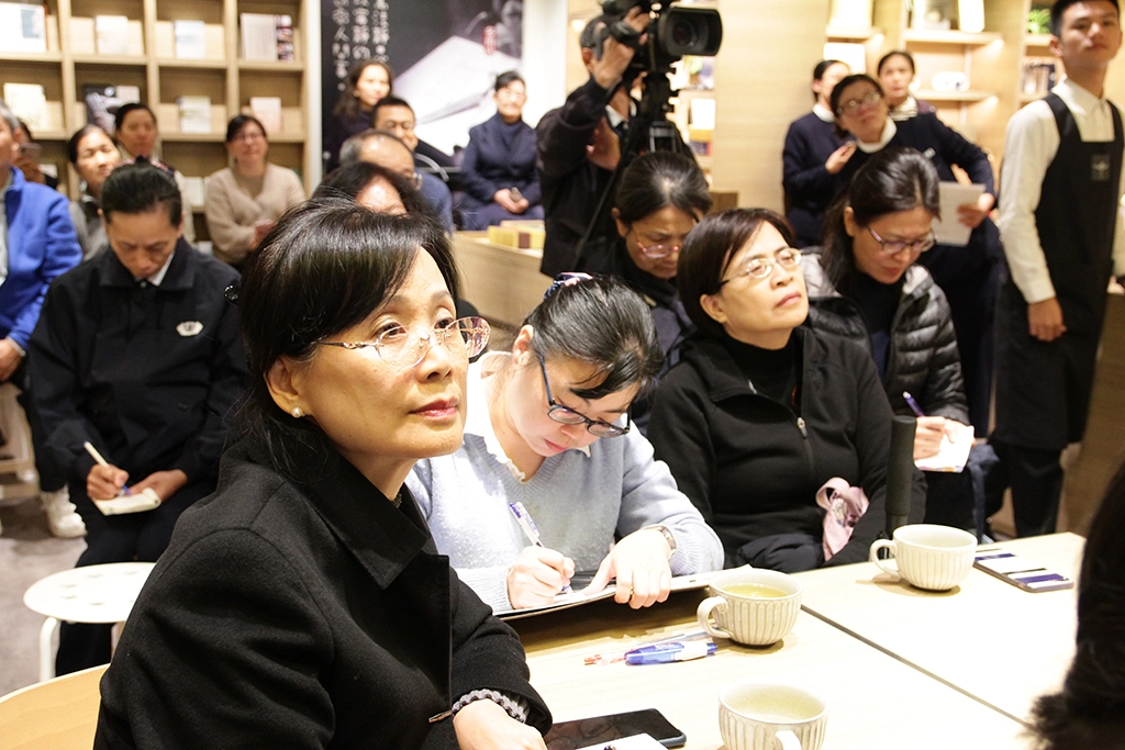 右圖:大家專心聆聽講座,動筆記下重點。攝影/林美真