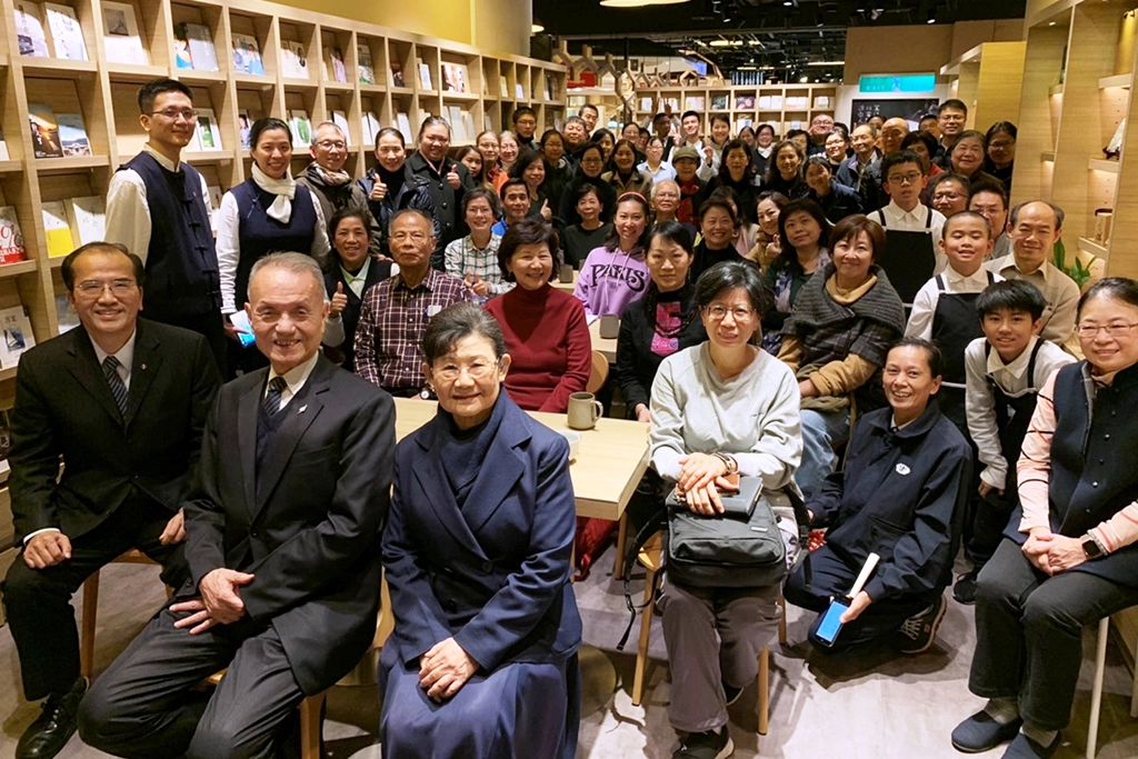 靜思書軒誠品信義店邀請醫療志業林俊龍執行長(前排左二)進行心靈講座分享,林媽媽慈聯師姊(左三)、主持人蔡良文教授(左一)與滿場的聽眾合影。攝影/林美真