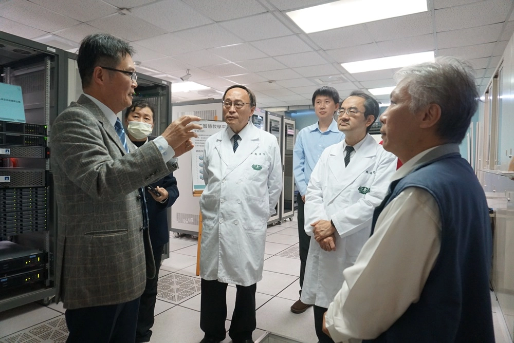 大林慈濟賴寧生院長及林庭光醫務秘書參觀電算中心機房, 覺文郁校長表示日後校內將建置5G網路,將更有利於雙方合作。