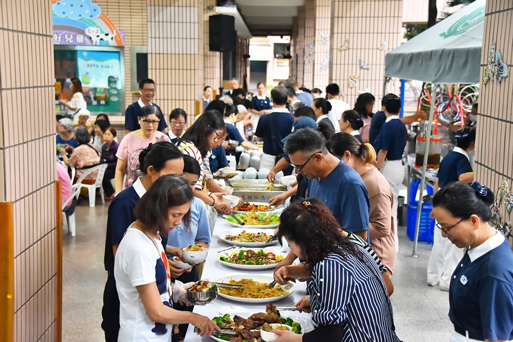 高雄楠梓蔬醒愛灑祈福會饗宴,總舖師精心準備兩大主食鐵板麵以及南瓜米粉加上養生藥膳湯,還有七樣佳餚:糖醋素肉、素捲、炒西洋芹、芋頭糕、涼拌海珊瑚、素排、杏鮑菇,在加上甜湯品,鄉親們品嚐後更是讚不絕口。