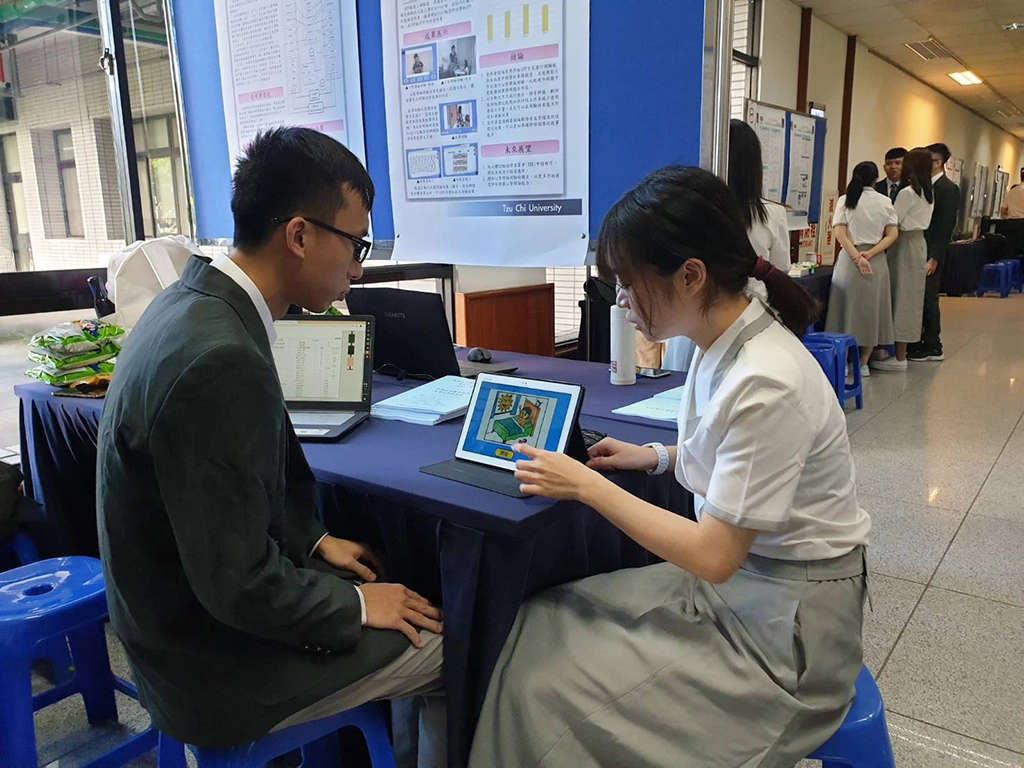 慈濟大學醫學資訊學系19日舉辦108學年專題發表會,共有12組作品作品涵蓋健康照護、食安相關、區塊鍊技術結合藥品供應等。