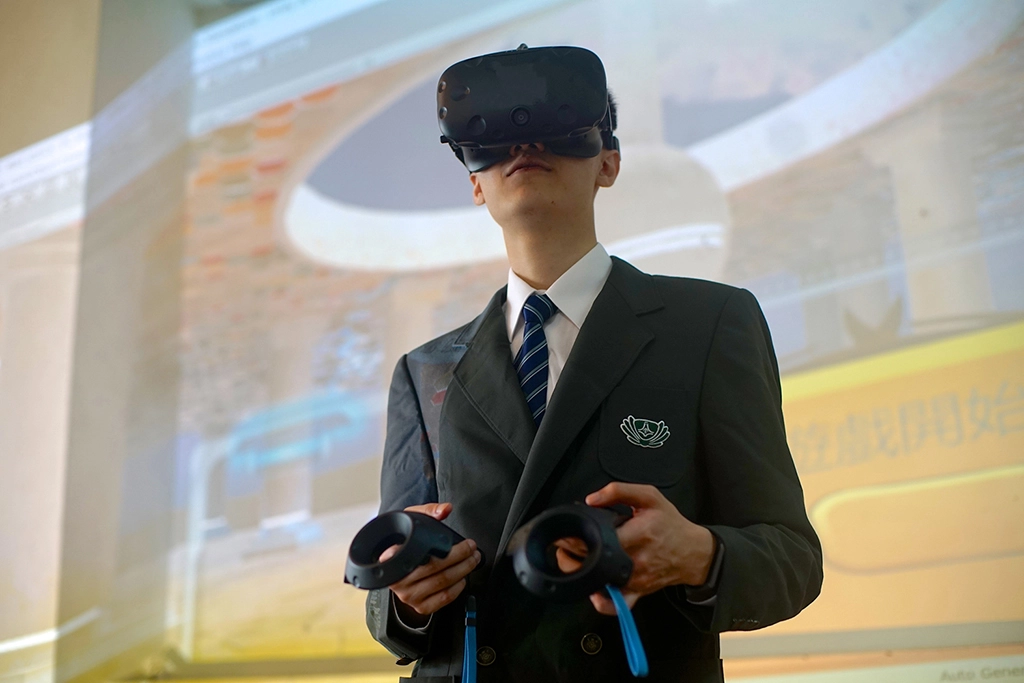 由許弘駿老師指導,李孟蓉、林峻廷、倪惠文、黃暐竣設計的「VR急救大作戰」,共設計四種情境,包括CPR、失血過多、熱中暑/熱衰竭、燒燙傷四種模擬遊戲,讓操作不複雜,透過遊戲模擬學會急救步驟。