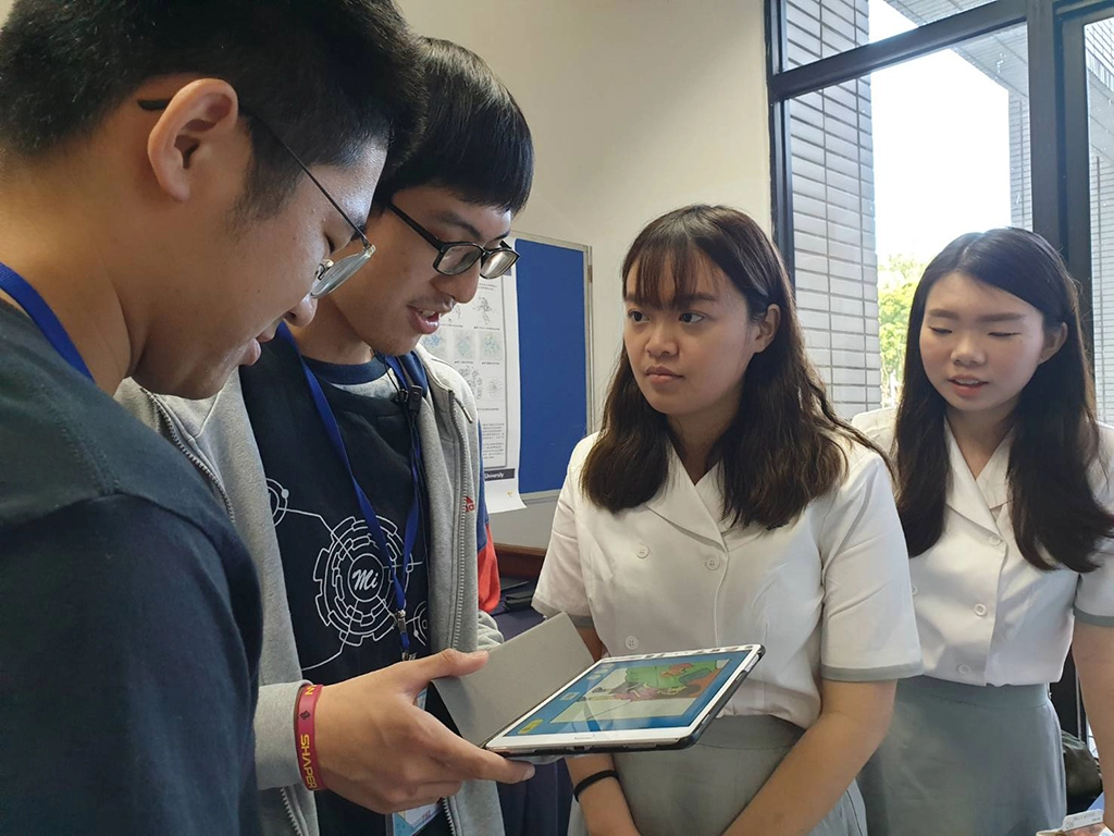 慈濟大學醫學資訊學系19日舉辦108學年專題發表會,共有12組作品作品涵蓋健康照護、食安相關、區塊鍊技術結合藥品供應等。