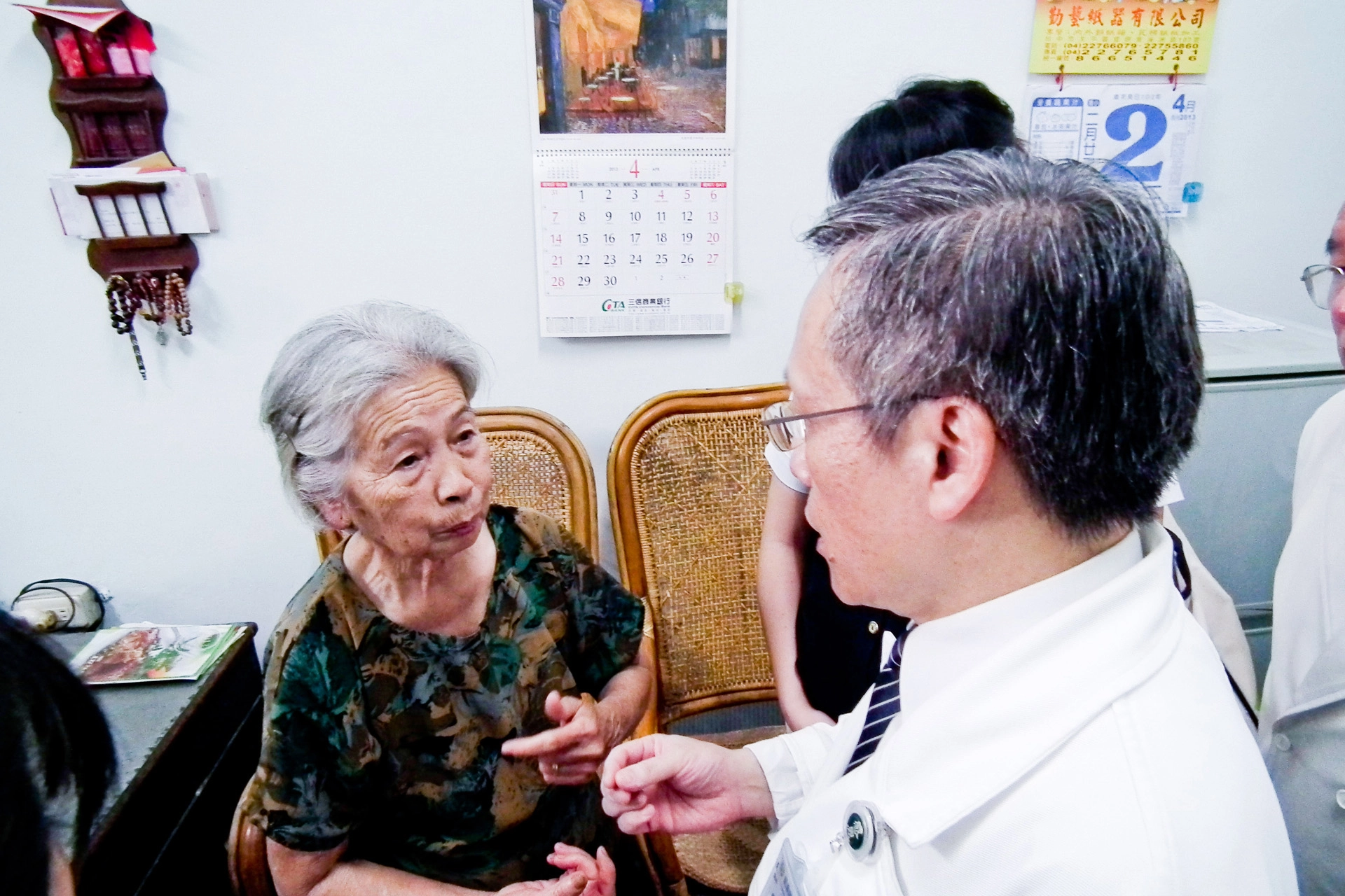 治療告一段落後,簡守信院長向廖劉阿嬤說明其兒子的病情。