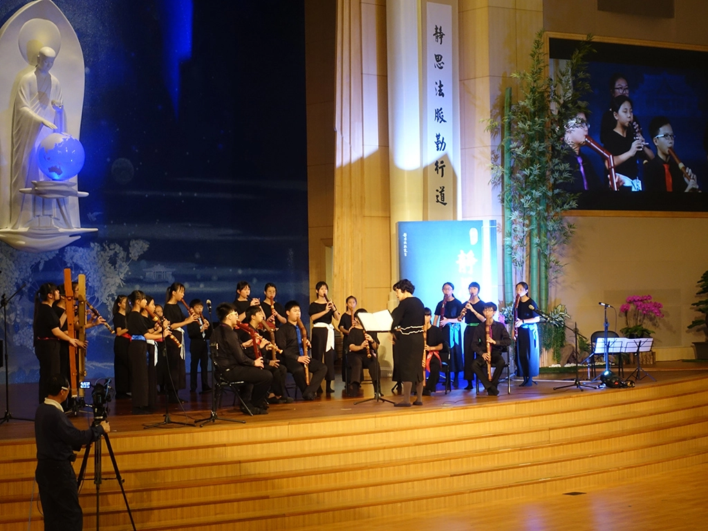 12月21日在台中靜思堂舉辦的靜思語音樂饗宴,台中市木饗木笛合唱團演奏〈夜來香〉、〈青春嶺〉、〈四月望雨組曲〉。