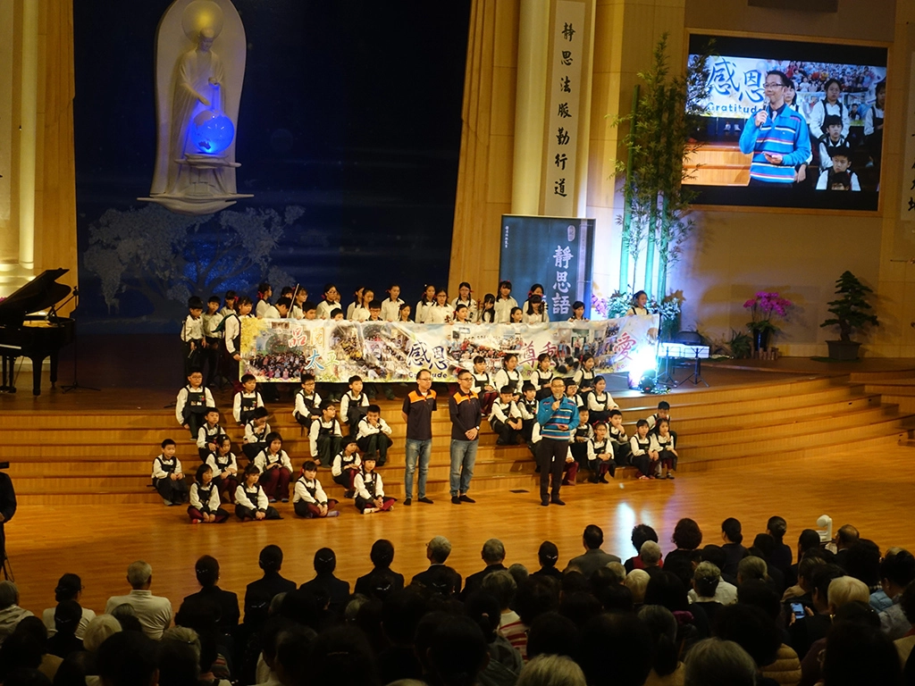 太平國小學生以手語呈現〈感謝〉、〈發好願說好話〉,校長湯正茂期待靜思語在孩子心裡化為春風雨露,滋養年輪。