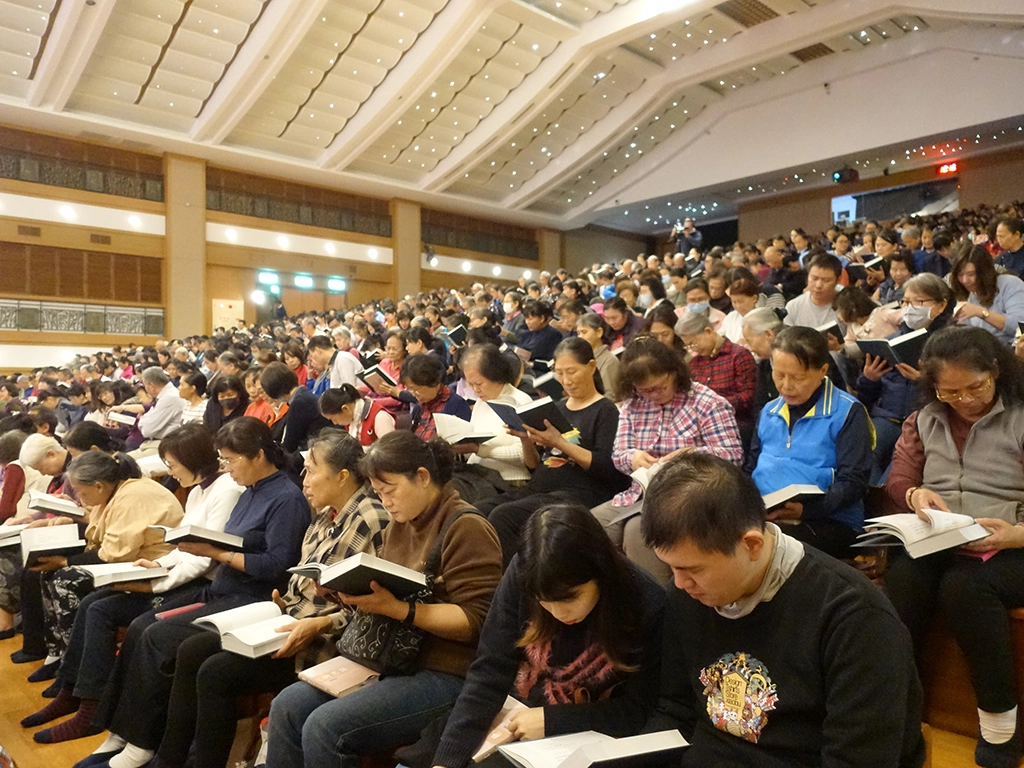 每人手上一本《靜思語》,跟著分享者閱讀、細細品味。