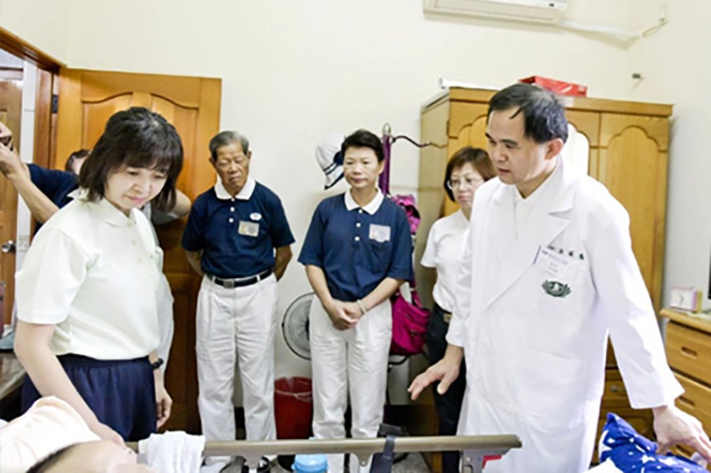 對嘉義大林一帶的居民來說,病了,經常指名「簡骨科」給他們開刀,所以從大林慈院副院長到斗六慈院院長,簡瑞騰更是兩地奔忙。