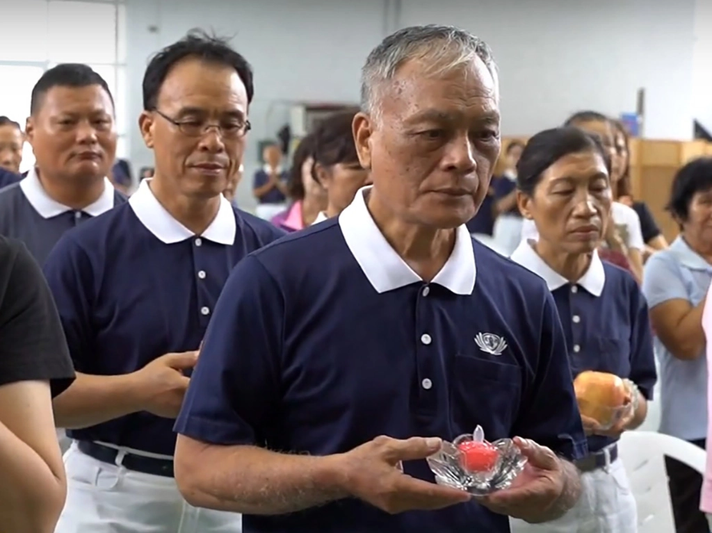 2002年彭展華受證後,在一次偶然的機會「燈在亮,智慧甘有增長?」證嚴法師一句提醒,讓當時承擔捧燈志工的他觸動心靈,日後更加用心投入慈濟行列。