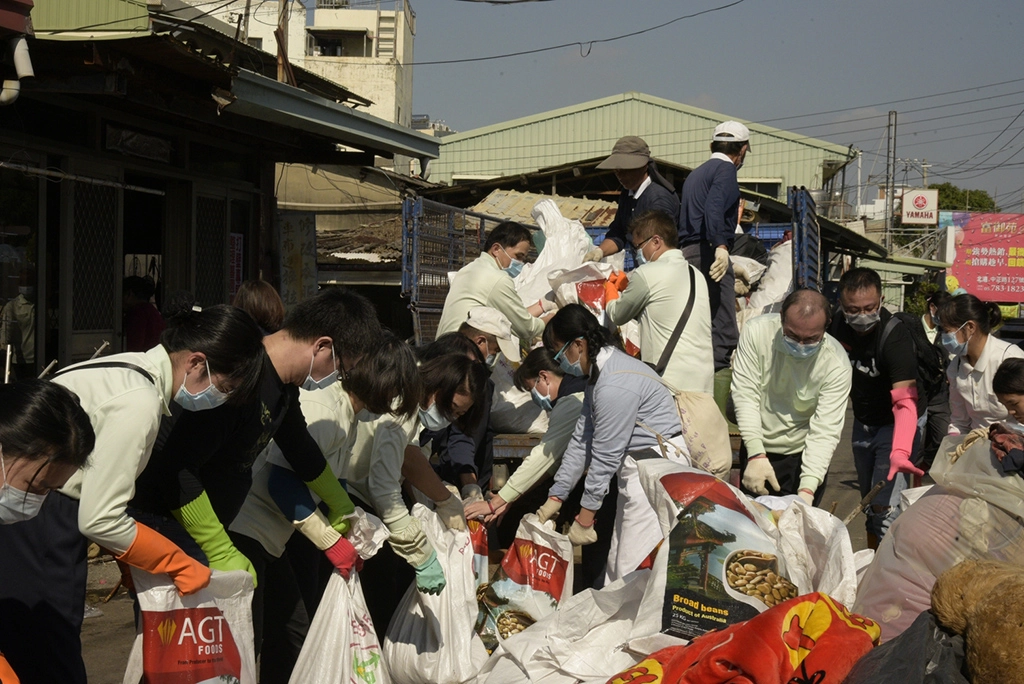 斗六慈濟醫院院長簡瑞騰在12月22日冬至這天,帶領近50位院內同仁、眷屬,為一戶慈濟照顧戶打掃,在大家一個上午的合心協力下,原本臭氣衝天、堆滿雜物恢復整潔,讓一家人能歡喜迎新年。