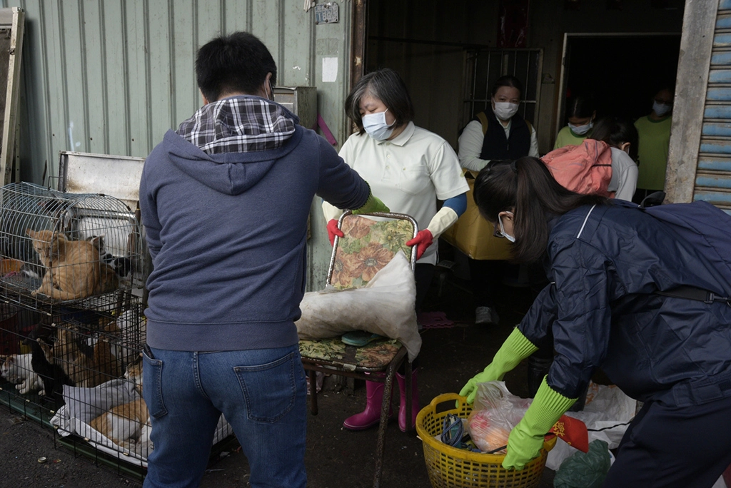 屋主年邁、喪偶,以撿拾資源回收物謀生,因家人不擅整理,屋中堆滿雜物,環境髒亂不堪,加上飼養數十隻貓咪,環境中充斥一股惡臭味,十分不適合居住。