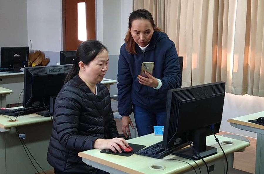 朱紹解組長詳細示範學員下課後的問題,學員專心拍攝操作過程