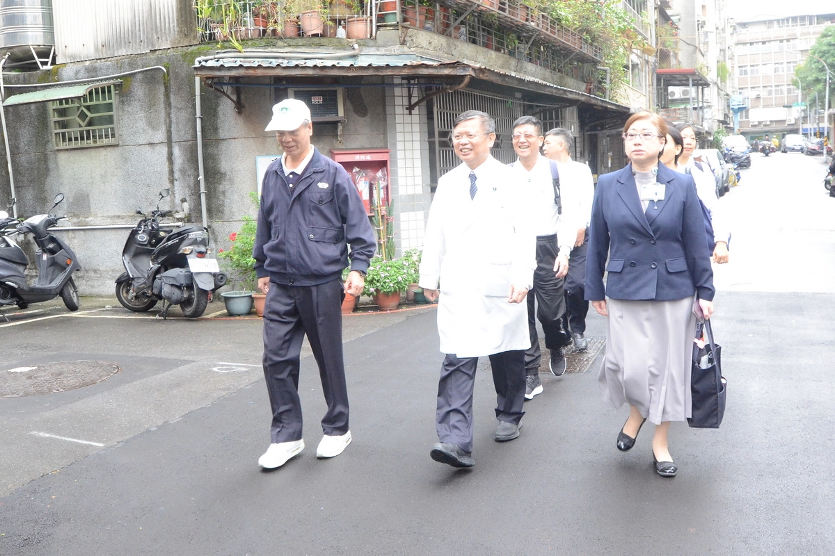 醫護團隊走出醫院,前往長照案家居家訪視。