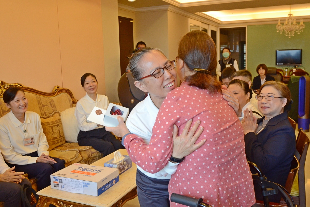 醫護團隊前往饒女士家中,居服員長期關懷饒女士,兩人感情深厚。