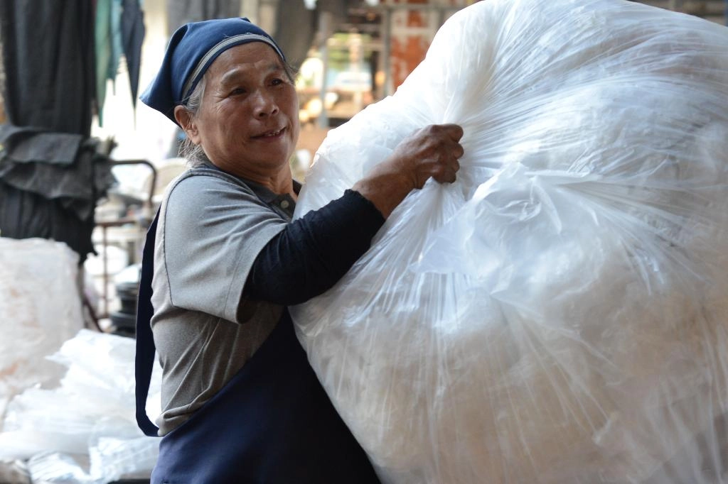 高雄市大寮區有位慈濟環保志工莊秀琴,因為住家附近就有一處慈濟的環保站據點,因此經常把握空閒時間,沉浸在做環保的歡喜過程。