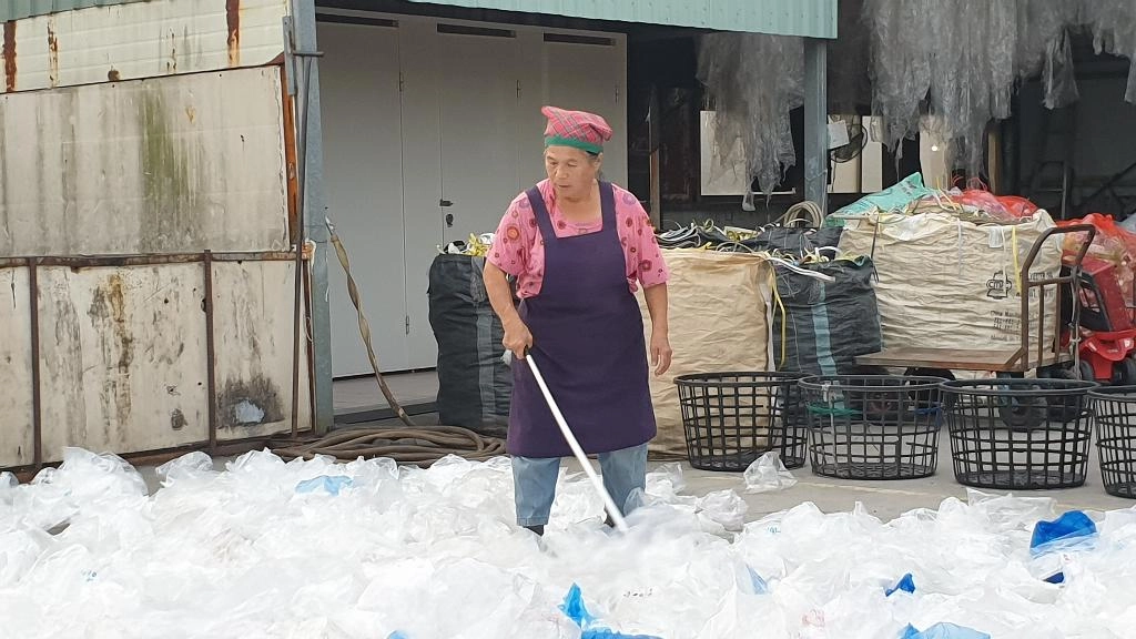 「只要一天沒有來環保站,就覺得渾身不對勁!」。住在環保站附近的莊秀琴,數年如一日,善用時間勤做環保,享受自在的清淨人生。