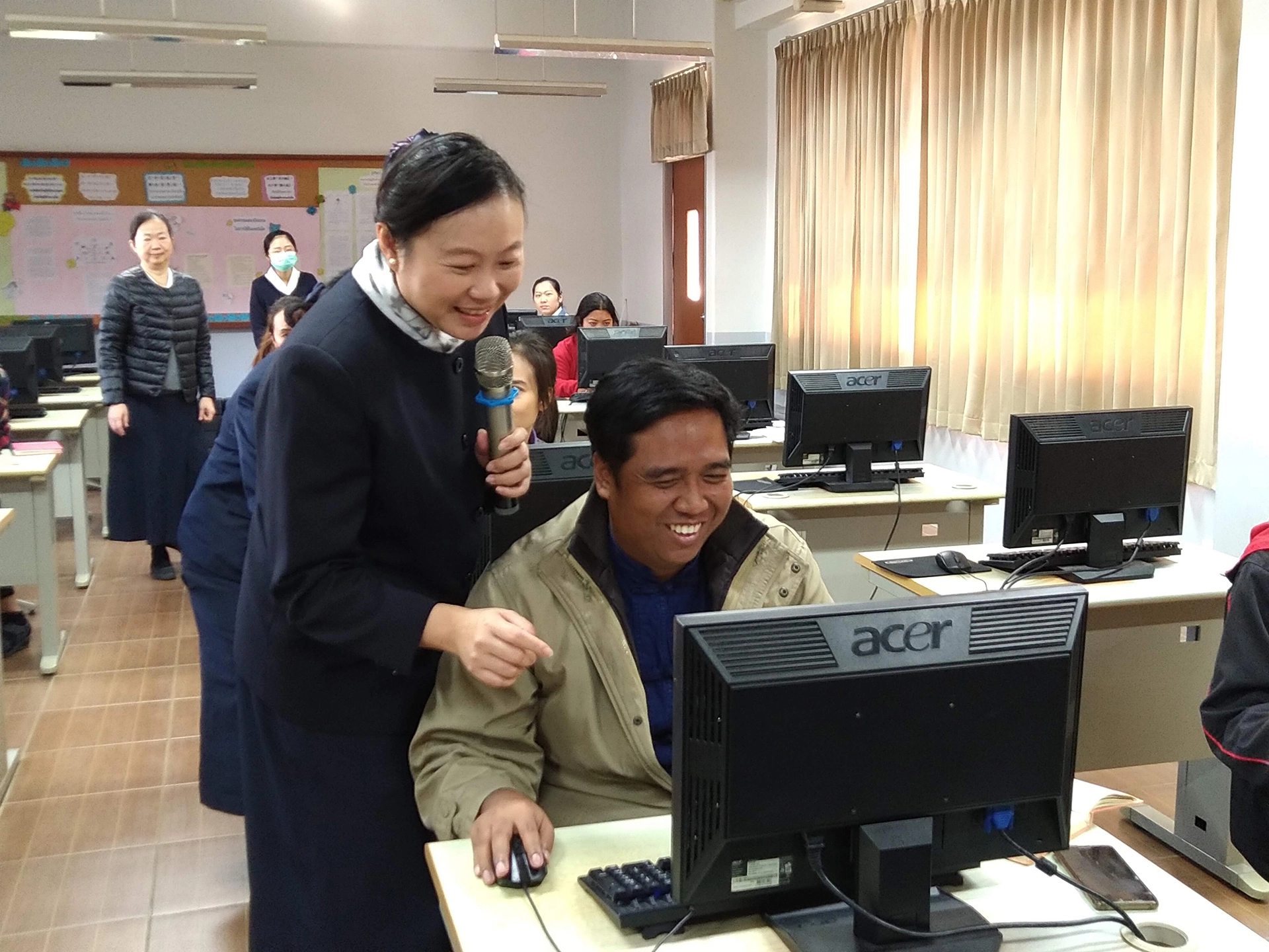 李孝慈主任到台下看學生實作的情況