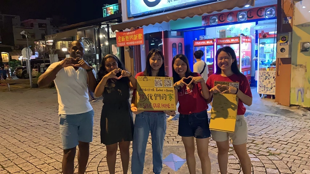 M.I.T走上街頭,透過舞蹈快閃的方式吸引目光,並結合當期的時事──亞馬遜雨林燃燒議題,與更多人分享SDGs在日常實踐的方式與概念。