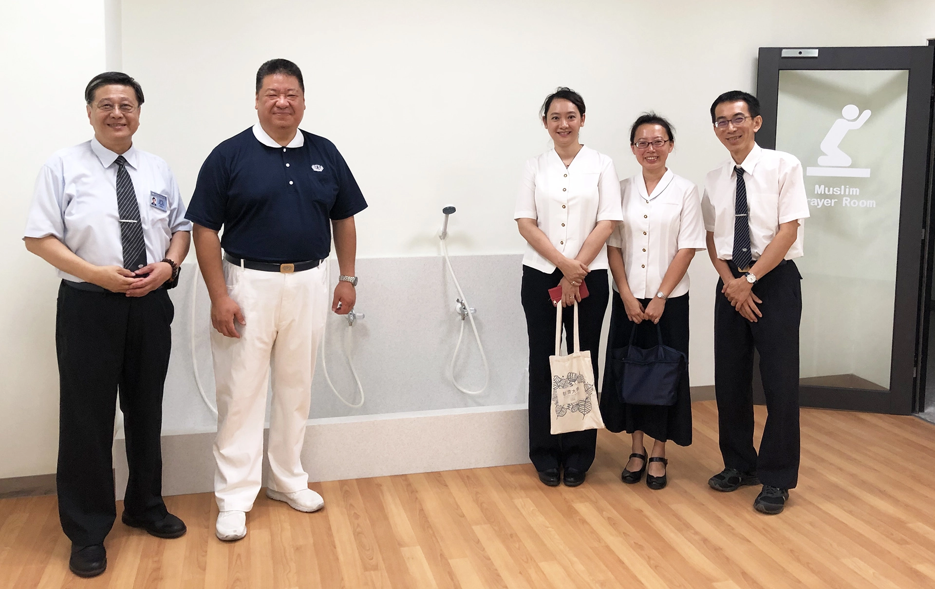 遠在土耳其協助難民的穆斯林慈濟志工胡光中(左二),也參與祈禱室規劃。