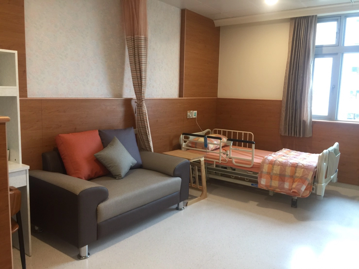 慈濟醫療法人設立可容納150床的住宿型長照機構,在「長期照顧服務法」施行後成為全國第一家住宿型長照機構。
