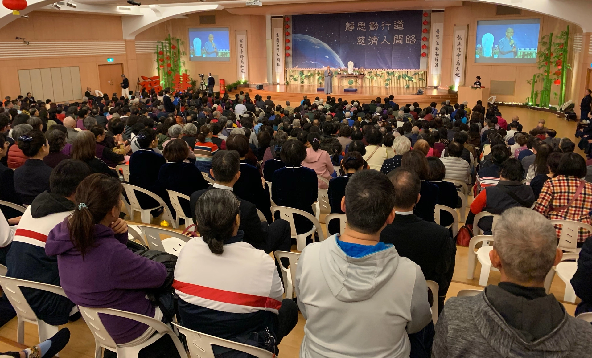 雙和靜思堂12 月28日舉行社區歲末祝福,28日共舉行三個場次歲末祝福,共超過3500人參與同沾法喜、同享歡喜。