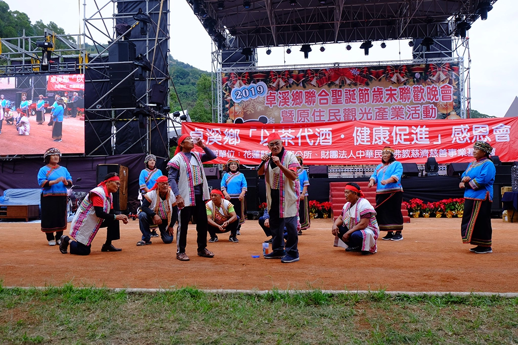 南安部落茶友會用布農族習俗的「報戰功」改編成宣導茶友績效,圖中鄉親飲茶用布農族語唱出戰功的喜悅。