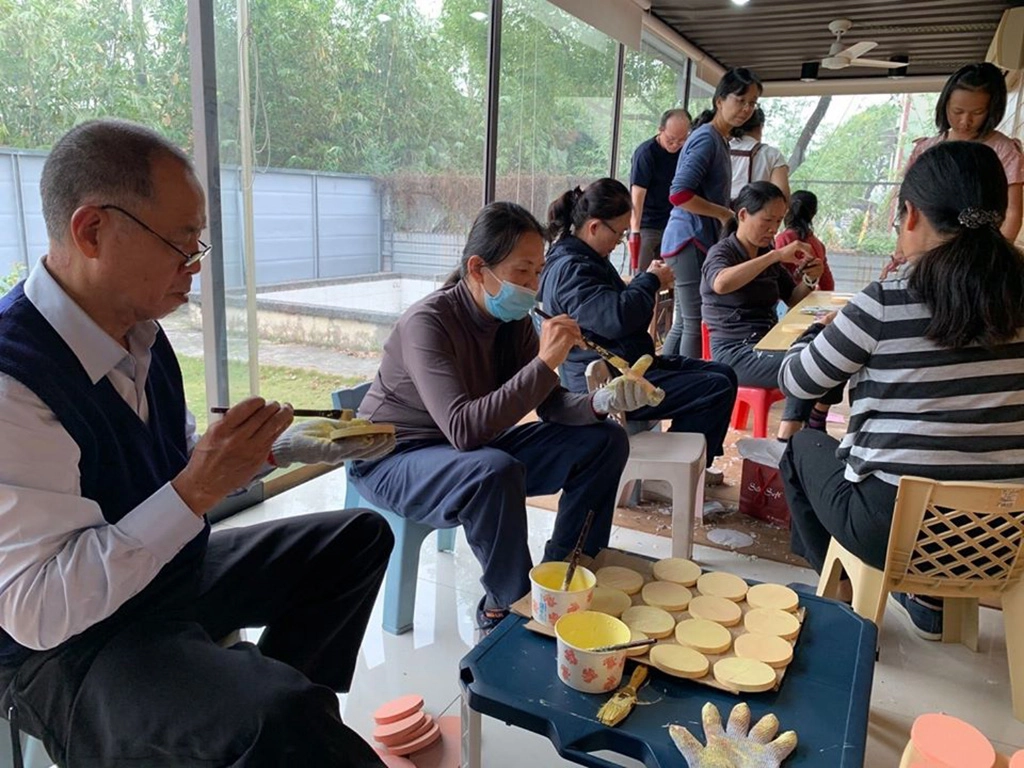 為了感謝終年守護鄉親的警察的付出,臺南歸仁地區慈濟志工發揮巧思,利用家具廠廢棄的木料,手工親做蝶谷巴特杯墊與警方結緣。