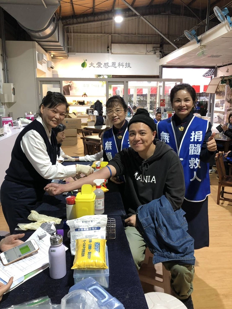 讓愛延續,朱頤的妹妹男友邱禹睿,12月29日特地來到慈濟內湖園區挽袖驗血,以行動希望帶動更多社會大眾響應。